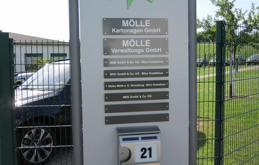 Werbepylon unbeleuchtet mit 3D-Buchstaben und Briefkasten